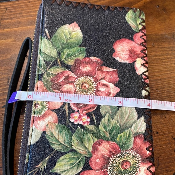 WRISTLET FLOWER AND WHIPSTITCH DETAIL - Picture 6 of 6